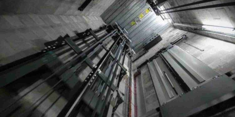 नोएडा में लिफ्ट टूटने से हुए हादसे में घायल सुपरवाइजर की इलाज के दौरान मौत