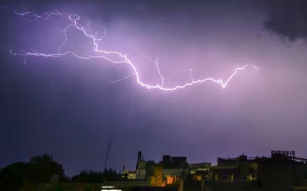आकाशीय बिजली का कहर, आजमगढ़ में महिला समेत 4 की मौत, बलिया में महिला पर गिरी बिजली