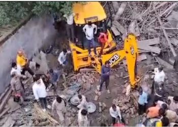 मकान का लेंटर गिरने से मलबे में दबा पूरा परिवार, 4 लोगों की मौके पर दर्दनाक मौत