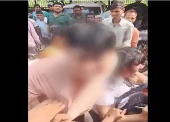 महिला पायलट और उसके पति को भीड़ ने पीटा, घरेलू कामकाज के दौरान बच्ची को प्रताड़ित करने का आरोप