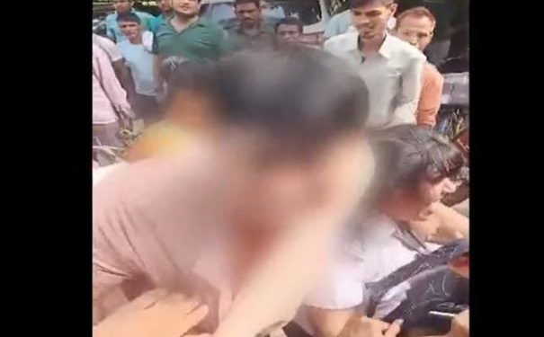 महिला पायलट और उसके पति को भीड़ ने पीटा, घरेलू कामकाज के दौरान बच्ची को प्रताड़ित करने का आरोप