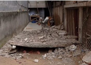 दिल्ली के पंजाबी बाग में बड़ा हादसा, बिल्डिंग का छज्जा गिरने से मां-बेटे की मौत