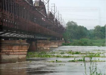 यमुना के जलस्तर ने खतरे के निशान को किया पार, बाढ़ के मुहाने पर राष्ट्रीय राजधानी