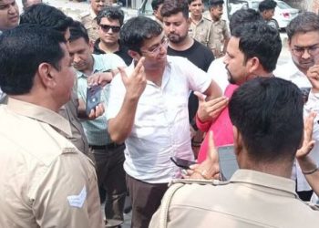 दिल्ली AAP के मुख्य सचेतक दिलीप पांडे की गाड़ी से UP पुलिस ने उतारा तिरंगा, मचा बवाल