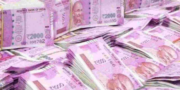 Noida: लक्जरी कार नहीं चेकिंग के दौरान ई-रिक्शा में मिले 45 लाख रुपये, आयकर विभाग तक पहुंचा मामला