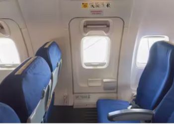 बीच हवा में उड़ रहा था विमान, तभी इमरजेंसी गेट खोलने लगा शख्स; बेंगलुरु पुलिस ने किया गिरफ्तार