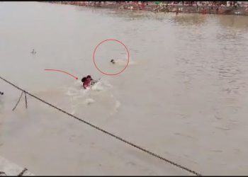गंगा में डूबते कांवड़िए की पुलिसकर्मी ने बचाई जान, देखिए रेस्क्यू का वीडियो
