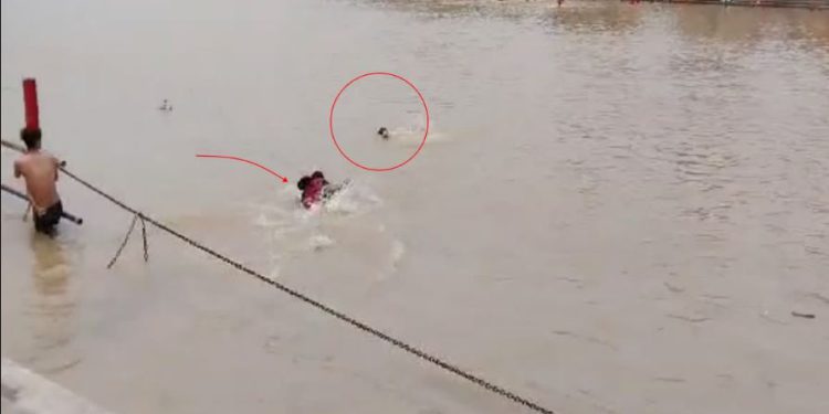 गंगा में डूबते कांवड़िए की पुलिसकर्मी ने बचाई जान, देखिए रेस्क्यू का वीडियो
