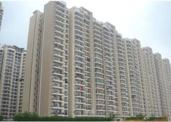 Greater Noida: ग्राउंड फ्लोर पर टहल रही थी मां, देखने के चक्कर में 18वीं मंजिल से गिरा 12 साल का बेटा, मौत