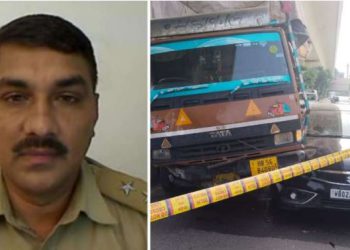 सड़क पर खड़ी कार पर चढ़ा ट्रक, इंस्पेक्टर की मौत, गाड़ी का निकला कचूमर