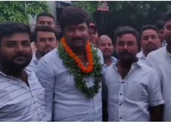 मिर्जापुर: जेल से छूटा हत्यारोपी हूटर बजाते हुए काफिले के साथ घर पहुंचा, नारे लगे- ‘शेर आया’