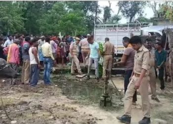 पत्नी को प्रेमी के साथ आपत्तिजनक स्थिति में देख बौखलाया पति, धारदार हथियार से काट डाला