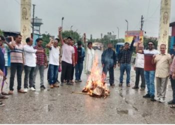 Pithoragarh News: कांग्रेस ने फूंका प्रधानमंत्री मोदी का पुतला