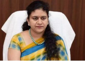 Greater Noida: नोएडा प्राधिकरण की CEO हटाई गईं, रितु महेश्वरी की जगह लेंगे लोकेश एम