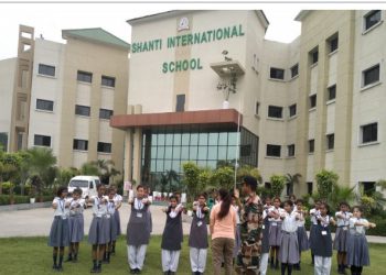 स्कूल में टीचर ने 12 छात्रों के काटे बाल, सामने आई ये वजह; परिजनों ने किया हंगामा