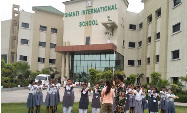 स्कूल में टीचर ने 12 छात्रों के काटे बाल, सामने आई ये वजह; परिजनों ने किया हंगामा