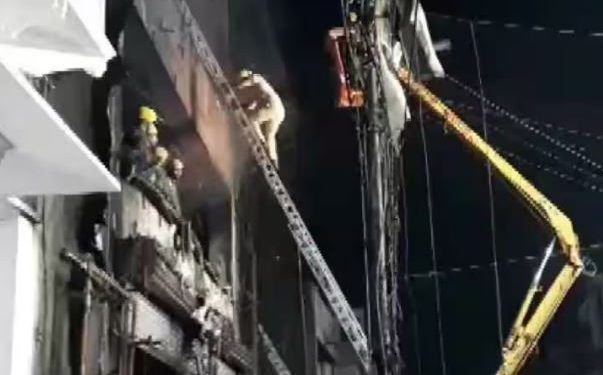 झांसी: शोरूम में लगी भीषण आग, 4 लोगों की मौत, रेस्क्यू के लिए बुलानी पड़ी सेना