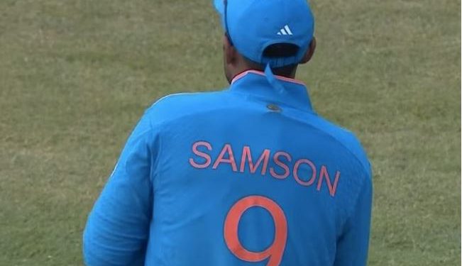 सूर्यकुमार यादव ने मजबूरी में पहनी संजू सैमसन की जर्सी? टीम मैनेजमेंट की गलती पड़ी भारी, जानें क्यों हुआ ऐसा?