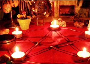 15 साल की बेटी पर डाली बुरी नजर, तांत्रिक के घर के बाहर ही मां ने दे दी जान