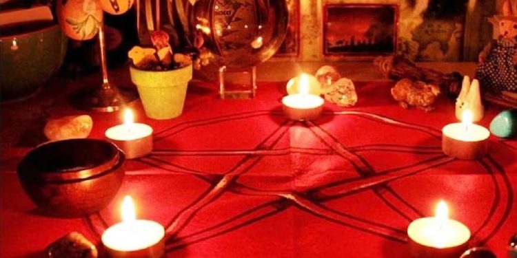 15 साल की बेटी पर डाली बुरी नजर, तांत्रिक के घर के बाहर ही मां ने दे दी जान