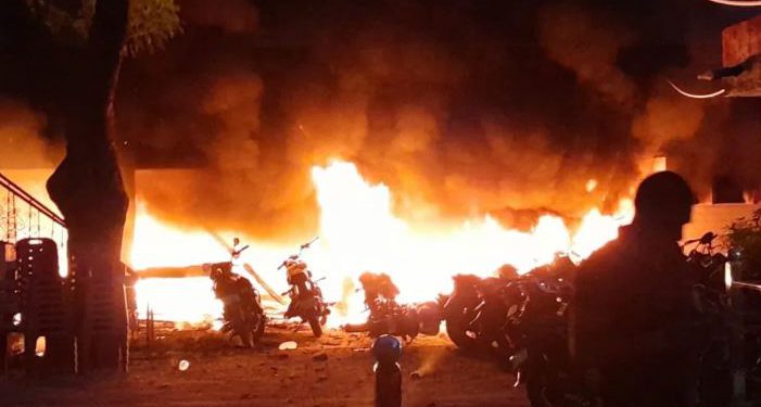 मेरठ में सरधना कोतवाली में लगी भीषण आग, मौके पर दमकल की गाड़ियां मौजूद