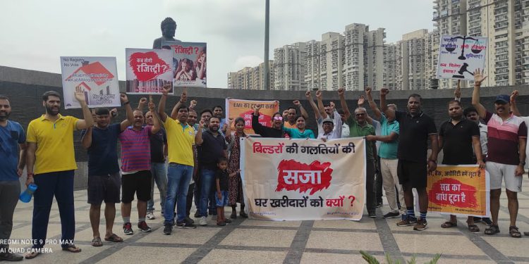 घर खरीदारों ने रजिस्ट्री व पजेशन की मांग को लेकर किया प्रदर्शन
