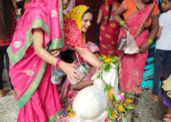सावन के पहले सोमवार में मंदिरों और शिवालयों में उमड़ी भक्तों की भीड़, 25 वर्ष बना यह विशेष संयोग