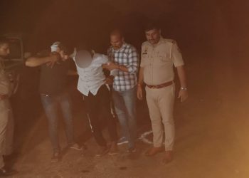 पुलिस की गिरफ्त से छूटकर बदमाश ने पुलिस पर ही कर दी फायरिंग