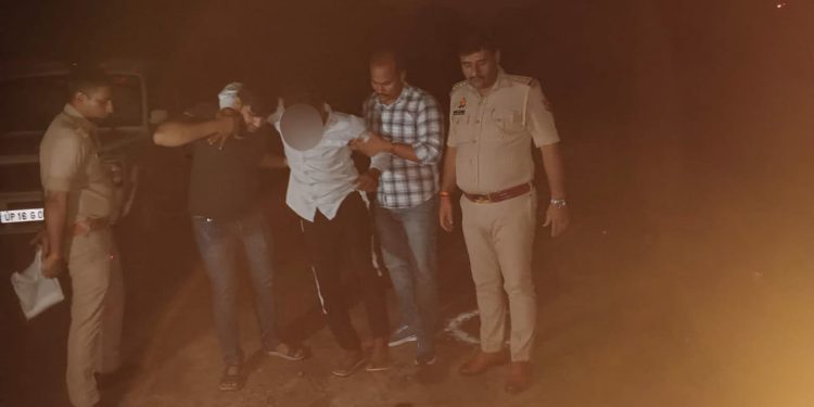 पुलिस की गिरफ्त से छूटकर बदमाश ने पुलिस पर ही कर दी फायरिंग