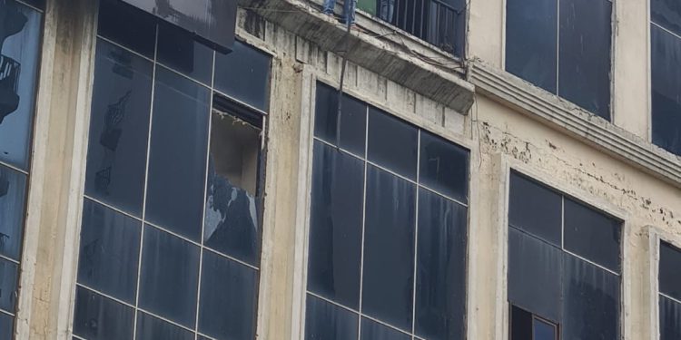 गैलेक्सी प्लाजा में अचानक से लगी भीषण आग, जान बचाने के लिए शीशे तोड़कर बाहर कूदे लोग।