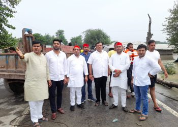 जिले के बाढ़ प्रभावित क्षेत्र का सपाइयों ने किया दौरा