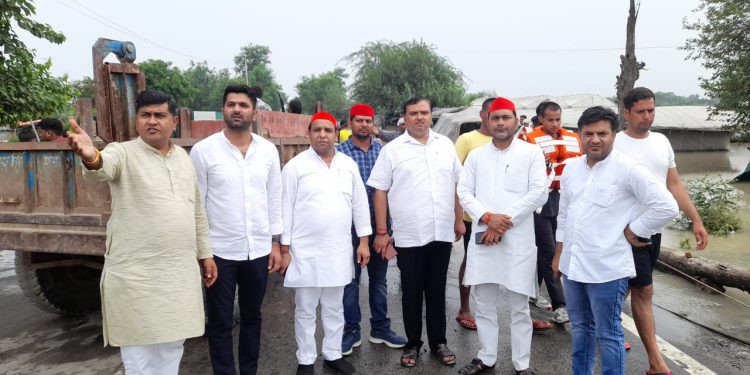 जिले के बाढ़ प्रभावित क्षेत्र का सपाइयों ने किया दौरा