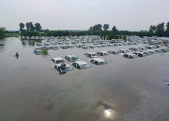 ग्रेटर नोएडा में हिंडन नदी का जलस्तर बढ़ने से यार्ड में पहुंचा पानी, 400 गाड़ियां पानी में डूबी। देखे वीडियो