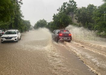 मूसलाधार बारिश से ग्रेटर नोएडा में जगह-जगह हुआ जल भराव
