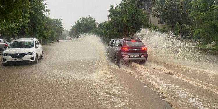 मूसलाधार बारिश से ग्रेटर नोएडा में जगह-जगह हुआ जल भराव
