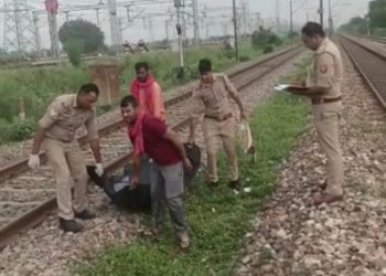 रेलवे ट्रैक पर मिला अज्ञात युवक का शव, ट्रेन से गिरकर मौत की अशंका
