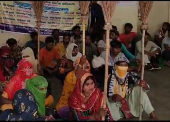 यमुना प्राधिकरण पर सफाई कर्मचारियों ने 12 सूत्रीय मांगों को लेकर किया प्रदर्शन