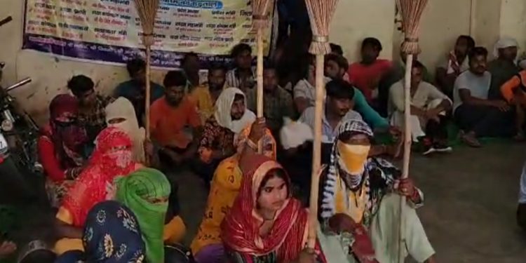 यमुना प्राधिकरण पर सफाई कर्मचारियों ने 12 सूत्रीय मांगों को लेकर किया प्रदर्शन