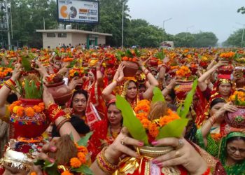 ग्रेटर नोएडा में निकाली गई भव्य कलश यात्रा कल से शुरू होगी पंडित धीरेंद्र कृष्ण शास्त्री की भागवत कथा