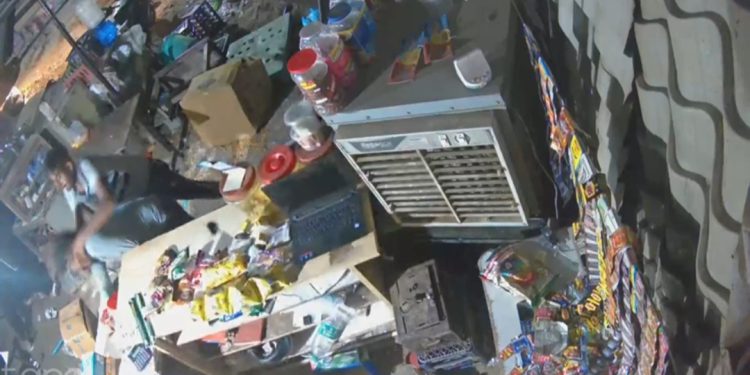 ढाबा संचालक की बेखौफ दबंगों ने गुंडई दिखाते हुए की मारपीट घटना सीसीटीवी में कैद