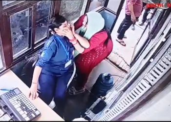 NH 91 टोल प्लाजा पर कार सवार महिला ने टोल कर्मी के साथ की जमकर मारपीट! देखे सीसीटीवी