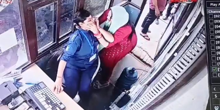 NH 91 टोल प्लाजा पर कार सवार महिला ने टोल कर्मी के साथ की जमकर मारपीट! देखे सीसीटीवी