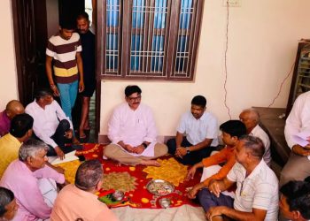 यमुना नदी में डूब कर हुई छात्रों की मौत के बाद परिजनों को प्रशासन ने दी आर्थिक मदद