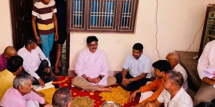 यमुना नदी में डूब कर हुई छात्रों की मौत के बाद परिजनों को प्रशासन ने दी आर्थिक मदद