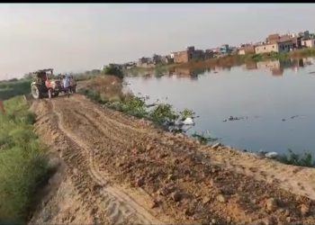 हिंडन का जलस्तर बढ़ने से किनारे पर रहने वाले लोगों से पुलिस द्वारा घर छोड़ कर सुरक्षित स्थान पर जाने की अपील