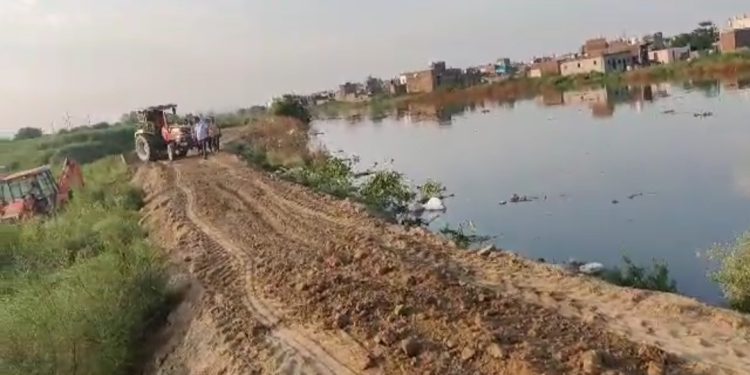 हिंडन का जलस्तर बढ़ने से किनारे पर रहने वाले लोगों से पुलिस द्वारा घर छोड़ कर सुरक्षित स्थान पर जाने की अपील