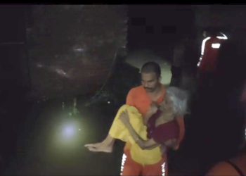 बाढ़ में फसे लोगो के लिए पुलिस और एनडीआरएफ की टीम बनी मसीहा