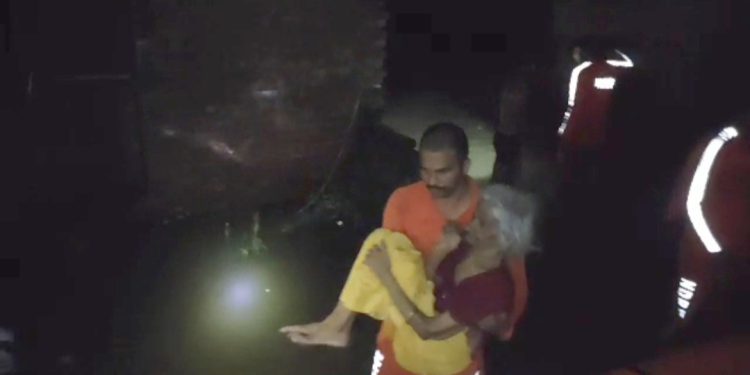 बाढ़ में फसे लोगो के लिए पुलिस और एनडीआरएफ की टीम बनी मसीहा