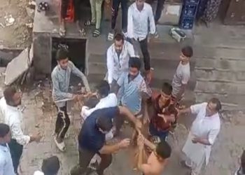 गाली गलौज के बाद दो पक्षों में जमकर चले लाठी-डंडे, वीडियो सोशल मीडिया पर वायरल