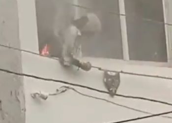 दर्दनाक हादसा! बालकनी में खड़ी बुजुर्ग महिला बिजली के करंट से झुलस कर हुई मौत, वीडियो सोशल मीडिया पर वायरल